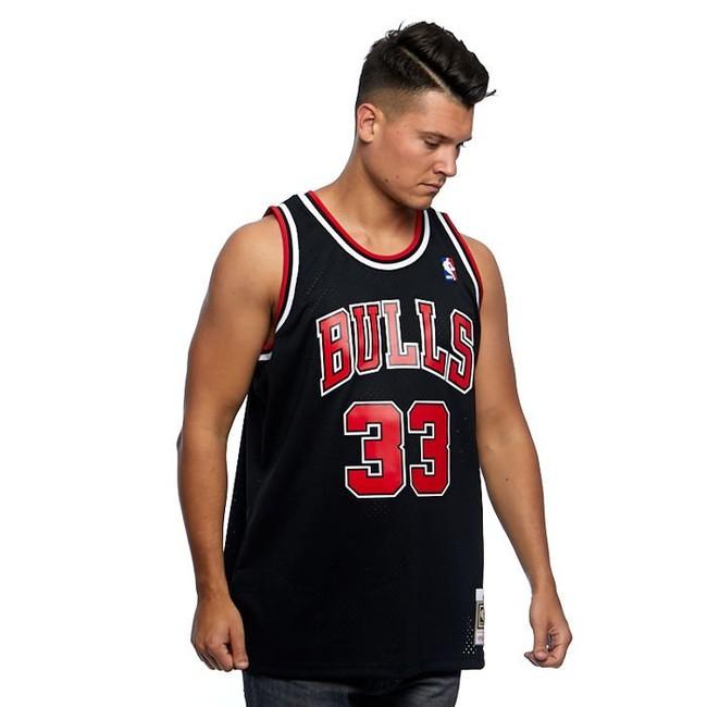 Shop Mitchell & Ness Chicago Bulls Scottie Pippen T-Shirt (black